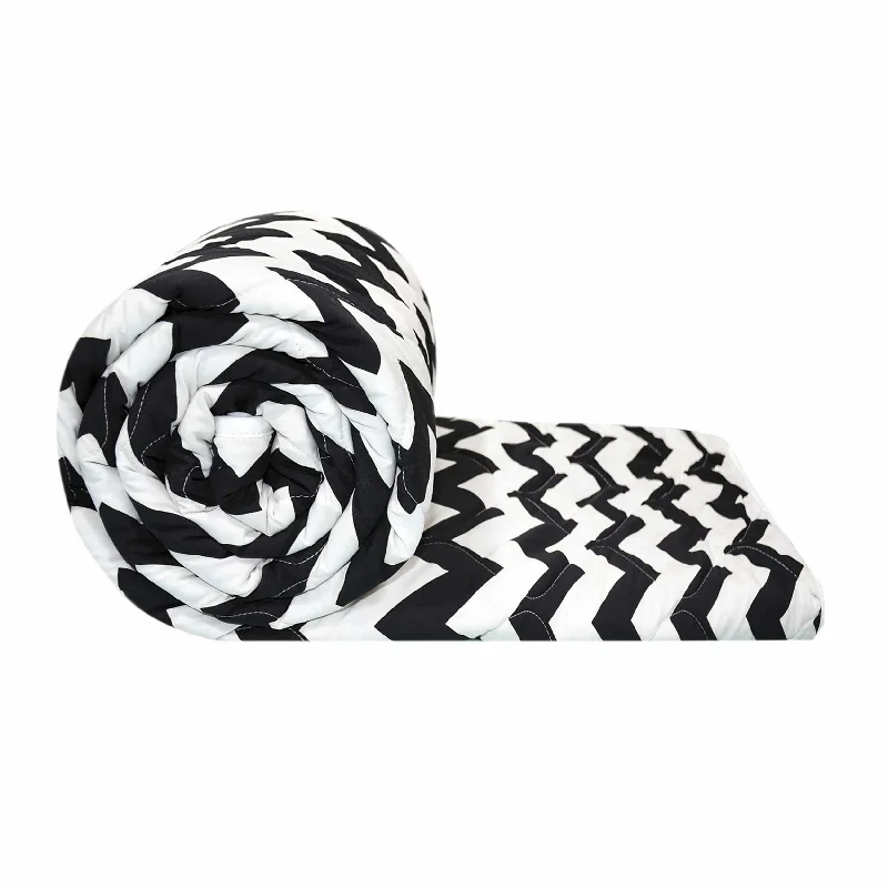 Silk - filled comforters for a luxurious and smooth touchBlack and White Chevron Double Bed AC Quilt Comforter