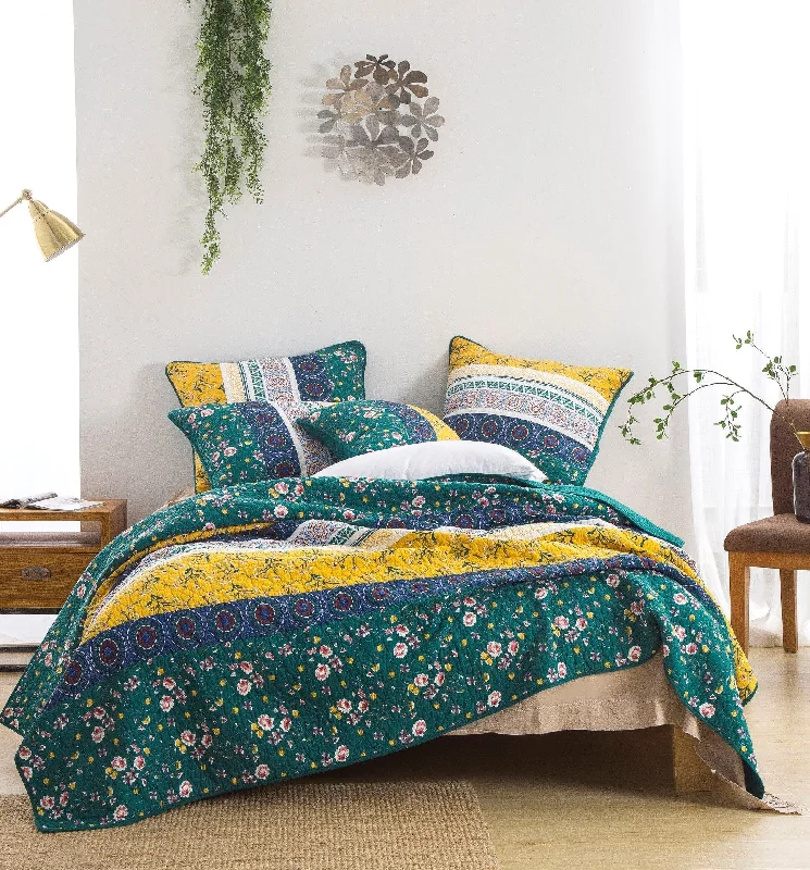 baroque style bedspreads with rich fabrics and elaborate designs for a luxurious lookDaDa Bedding Bohemian Patchwork Bed of Wild Flowers Floral Gardenia Green Bedspread Set (JHW-886)