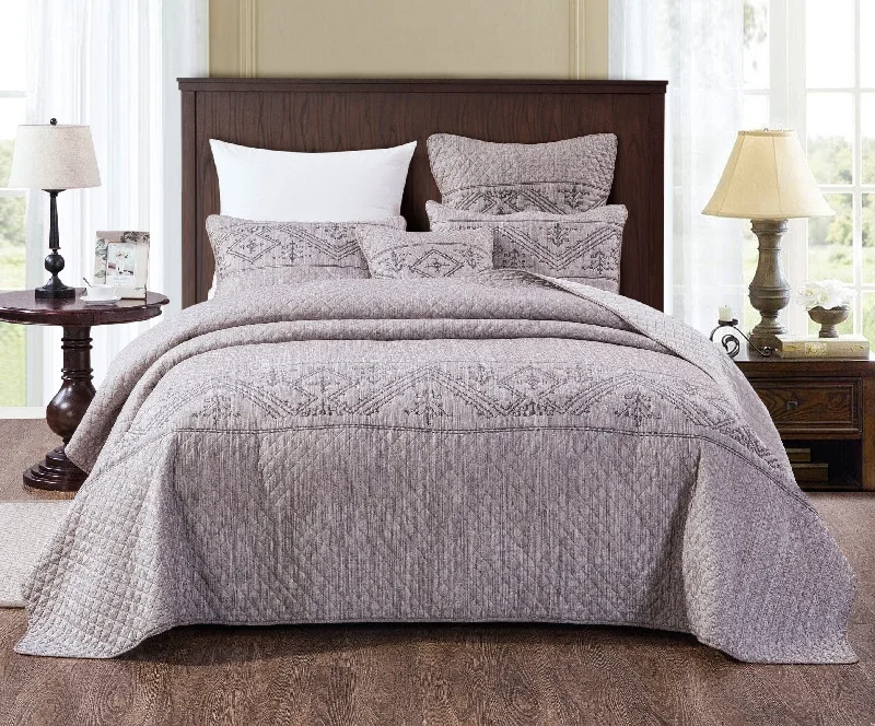 mid - century modern bedspreads with iconic shapes and colors for a stylish spaceDaDa Bedding Whimsical Lavender Grey Cottage Soft Quilted Coverlet Bedspread Set (JHW866)