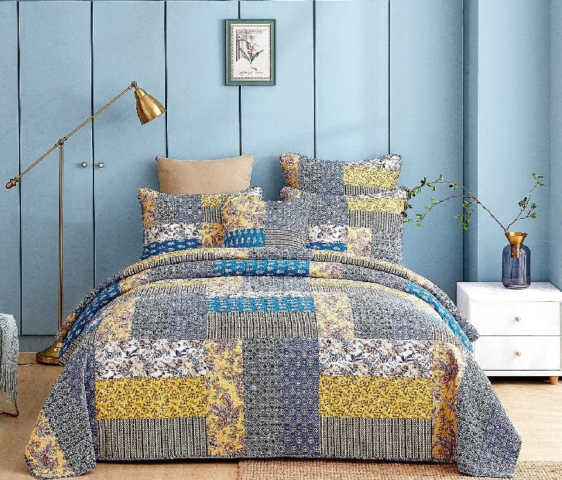 tropical style bedspreads with palm leaves and bright colors for a vacation - like vibeDaDa Bedding Honey Cove Garden Floral Paisley Cottage Patchwork Bedspread Set (JHW-957)