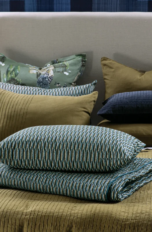 Duck down comforters with a softer feel and good warmth retentionkumo blue coverlet